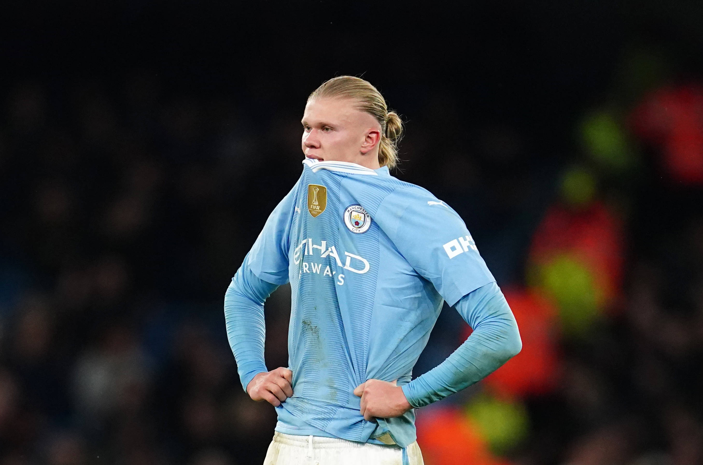 包含曼城2-1战胜阿森纳，哈兰德制造关键一球的词条