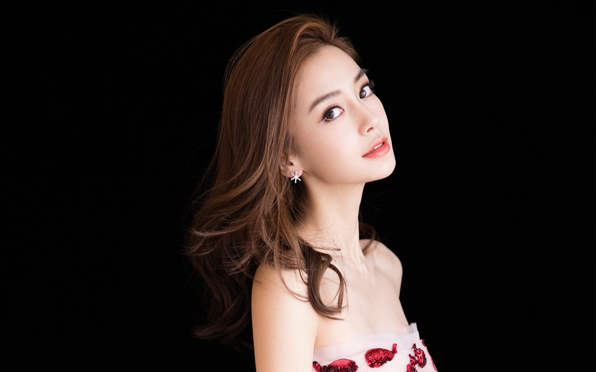 中国男篮表现稳中有进 球迷期待突破瓶颈,中国男篮又一巨无霸